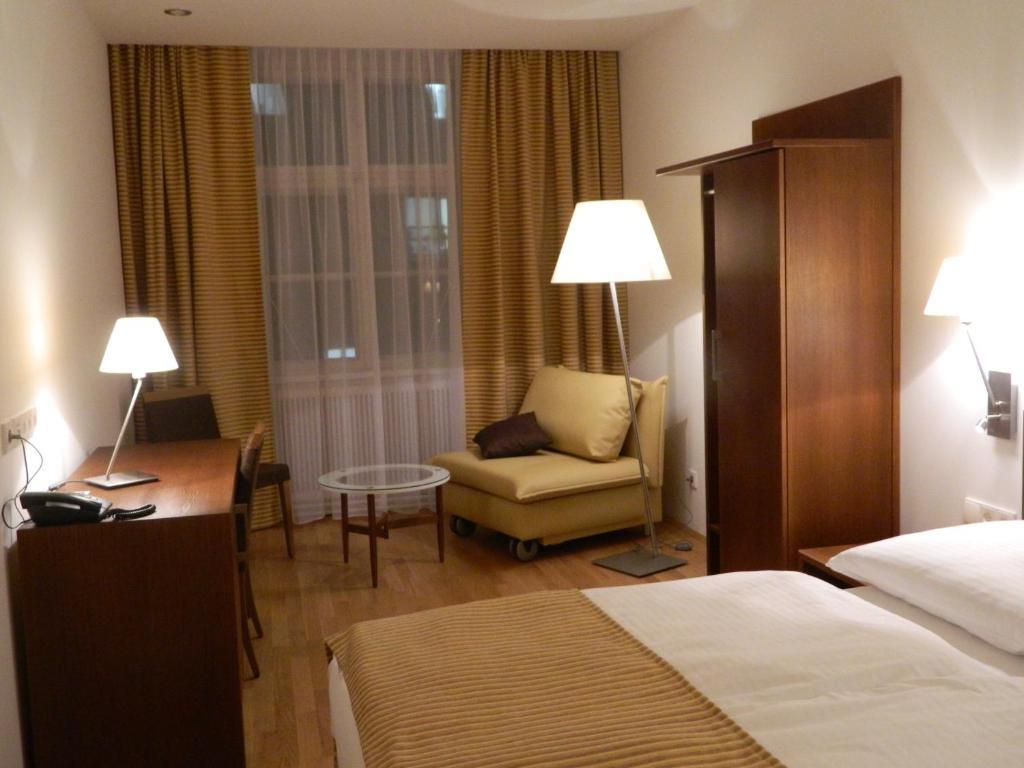Benediktushaus Im Schottenstift Viena Habitación foto